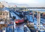 BR 185 mit Zugen 185 054 wird sich sicherlich nicht mit diesem kurzen G�terzug bei der Ausfahrt aus dem Wiener Donaukaibahnhof �beranstrengt haben. (22.12.2009)