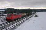BR 185 mit Zugen 185-368 mit einem gemischten G�terzug bei Parsberg.(KBS 880,30.01.2010)