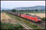 185 067 und eine Schwestermaschine ziehen am 27.7.2006 einen Kohlezug ...