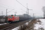BR 185 mit Zugen 185 198 mit einem leeren Zug bestehend aus res-Wagen am 6.2.2010. in Ahlten.