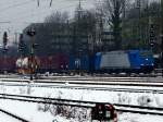 Die blaue 185 524-6 kommt am 11.02.2010 mit einem Containerzug ...