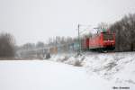 185 082 mit einem Containerzug kurz vor Sarstedt am 13.2.2010. ...