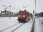 Hier 185 006-4 mit einem Kesselwagenzug nach Stendell, bei der ...