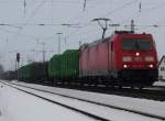 BR 185 mit Zugen Die 185 383 mit leeren Holzw�gen(?) in Mangolding am kalten 18.02.2010