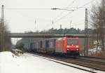 185 174-0 poltert am 20.02.10 mit einen KLV-Zug aus Skandinavien ...