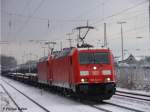 BR 185 mit Zugen Doppelpack 185 fahren mit schwerem Stahlrollenzug am 30.1.2010 durch Hilden. 