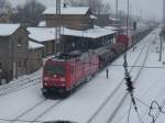 BR 185 mit Zugen 185 190 nach Mukran am 10.Februar 2010 in Bergen/R�gen.