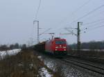 BR 185 mit Zugen 185 385-4 mit einem gemischten G�terzug kurz vor Obertraubling, 9.01.2009