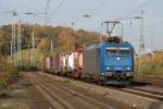 185 5235-2 mit Containerzug in K�ln West am 31.10.2009  ...