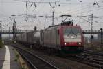 185 601-2 (Crossrail) mit einem Containerzug in Mainz-Bischofsheim am 14.11.2009 ...