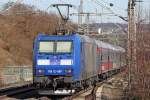 Die 185 CL-009 schiebt den RE 13 durch Wuppertal Vohwinkel ...