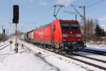 185 272-2 f�hrt mit einem kurzen Zug Kesselwagen in Richtung ...