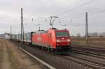 Mit einem LKW-Walter Ganzzug f�hrt 185 174-0 in Richtung Sch�nebeck. ...