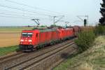 BR 185 mit Zugen 185 376 f�hrt den G�terzug an, als er in der N�he von Sengkofen vorbeifuhr.