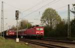 BR 185 mit Zugen Die 143 866 f�hrt mit ihrer (nervigen) Regionalbahn an der 185 363 vorbei die am 23.04.2010 in Mangolding zwecks Rotem Signal halten musste. 