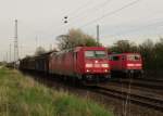 BR 185 mit Zugen Hier f�hrt eine 111 mit einer RE Garnitur an der 185 363 vorbei die wegen Rotem Signals halten musste. (23.04.2010, Mangolding)