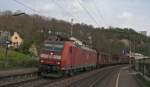 BR 185 mit Zugen 185 128-6 am 18. April 2010 bei der Durchfahrt von Istein.