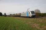 Eine Railpool 185 mit einem Kesselzug nach Straubing bei Parsberg ...