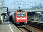 185 059 bei der Durchfahrt durch Plattling.  ...