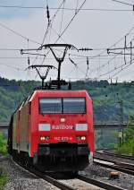 185 075 + 087 kommen mit Kesselwagenzug am 11.05.2010 durch ...
