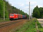 BR 185 mit Zugen 185 190-6 mit einem beschaulichem Feiertagsg�terzug am 2.Mai Richtung S�den durch Bestensee.