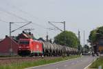 BR 185 mit Zugen 185 220-1 mit einem Kesselwagenzug Richtung Aachen-West als Umleiter an Km 29.2 zwischen Lindern und Geilenkirchen bei S�ggerath, 22.5.10
