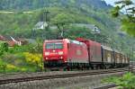 BR 185 mit Zugen 185 196 kommt aus Richtung W�rzburg und durchf�hrt Retzbach am 11.05.2010