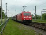 Am 27.05.2010 fuhr 185 212-8, mit Kohlewaggons durch den Bahnhof ...