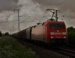Hier 152 080 -8 mit G�terzug am 27.05.2010 in Oertraubling. ...