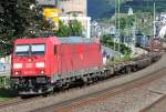 Die 185 371-2 zieht einen Gz durch Boppard HBF am ...