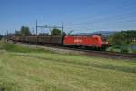 185 098-6 befindet sich am 5.6.10 mit einem G�terzug in ...