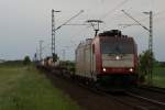 185 590-7 mit einem Containerzug bei der Durchfahrt durch Neuss-Allerheiligen ...