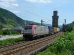 BR 185 mit Zugen 185-602 f�hrt am 27.6.10 mit einem Containerwagenzug Richtung Koblenz durch Oberwesel.