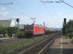 BR 185 mit Zugen Die 185 017-1 durchfuhr am 25.6.10 mit KEsselwagenzug den Bahnhof Himmelstadt in Richtung Gem�nden.