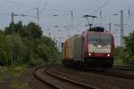 BR 185 mit Zugen 185 599-8 der Crossrail mit einem Containerzug bei der Durchfahrt durch Neuss-Norf am 30.05.10