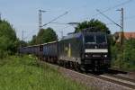 185 573-3 Neubauer mit einem G�terzug bei der Durchfahrt durch ...