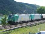 BR 185 mit Zugen 185-550 zieht am 15.7.10 einen G�terzug durch Oberwesel.
