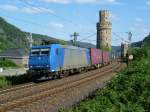 BR 185 mit Zugen 185-527 durchf�hrt am 15.7.10 mit einem Containerwagenzug Oberwesel.