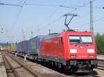 BR 185 mit Zugen 185317-5 karrt einen Tragwagenzug durch Passau Hbf in Richtung �sterreich;100710