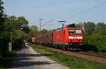 BR 185 mit Zugen Fast schon einer Gartenbahn gleicht das Gleis von der KBS 700 in den G�terbahnhof von Karlsruhe. Die eingleisige Strecke f�hrt �ber unbeschrankte Bahn�berg�nge und mitten durch die Schreberg�rten des Karlsruher Stadtteils Rintheim. Am 28. April 2010 unterbricht die Mannheimer 185 120 mit einem gemischten G�terzug die angenehme Ruhe in den G�rten.