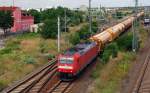 BR 185 mit Zugen 185 154 zieht am 18.07.10 den Harnstoffzug aus Piesteritz aus Bitterfeld Richtung Halle(S) raus. Sie musste erst eine RB durchlassen.