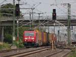 185 348-0 mit einem G�terzug Richtung Aachen-West bei der Durchfahrt ...