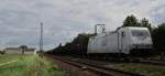 Hier 185 562 -6 aus Richtung Plattling,in Mangolding am 31.08.2010. ...