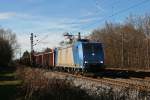 Die DB Mietlok 185 516 mit einem G�terzug am 13.11.2010 ...