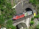 Die BR 185 102 leistet der Re 486 508 Vorspann ...