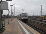185 671 mit einem Containerzug am 01.04.2011 in Stendal.  ...
