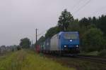 185 512-1 mit einem Containerzug in Reindorf am 04.08.2011  ...