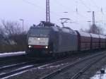 br-185-mrce 185-553 am 3.2.10 mit Kohlewagenzug in Saarlouis Hbf.