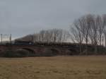 MRCE 185 564-2 (f�r Ruhrtalbahn) mit einem Kesselwagenganzzug nach Neustadt(Donau) ...