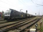 Am 09.04.10 bespannte die MRCE 185 573 einen Getreidezug von ...